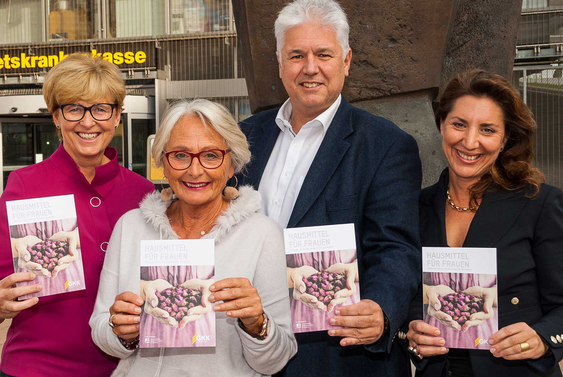 (v.l.) Apothekerkammerpräsidentin Mag. Kornelia Seiwald, Gynäkologin Dr. Maria Haidinger, SGKK Obmann Andreas Huss und GM-Pharma Geschäftsführerin Dr. Sonja Jacoby, präsentierten die neue Broschüre „Hausmittel für Frauen“. Foto: SGKK